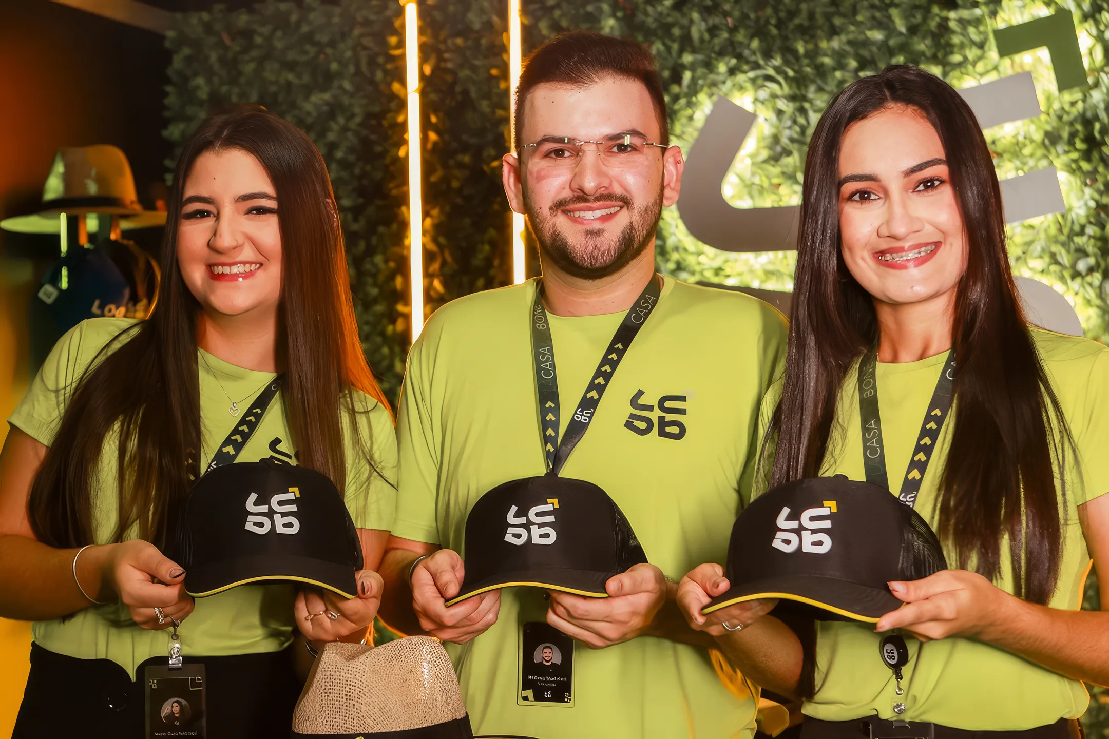 Equipe da BONÉ BRASIL 2026 com bonés da marca